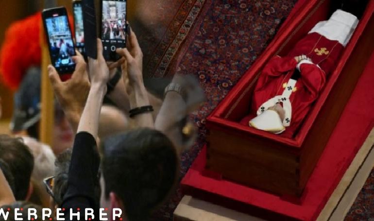 20 bin kişilik saygısızlık: Papa’nın cansız bedeniyle fotoğraf çektiler!