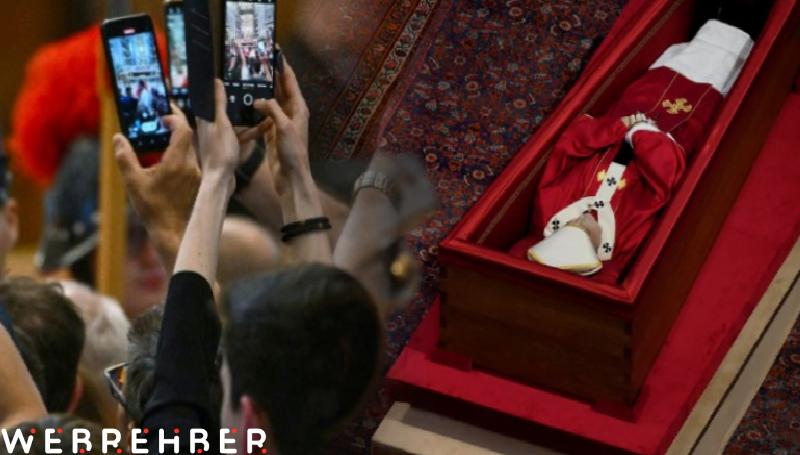 20 bin kişilik saygısızlık: Papa’nın cansız bedeniyle fotoğraf çektiler!