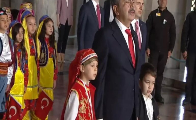 23 Nisan’ı coşkuyla kutlanıyor! Bakan Tekin çocuklarla Anıtkabir’i ziyaret etti