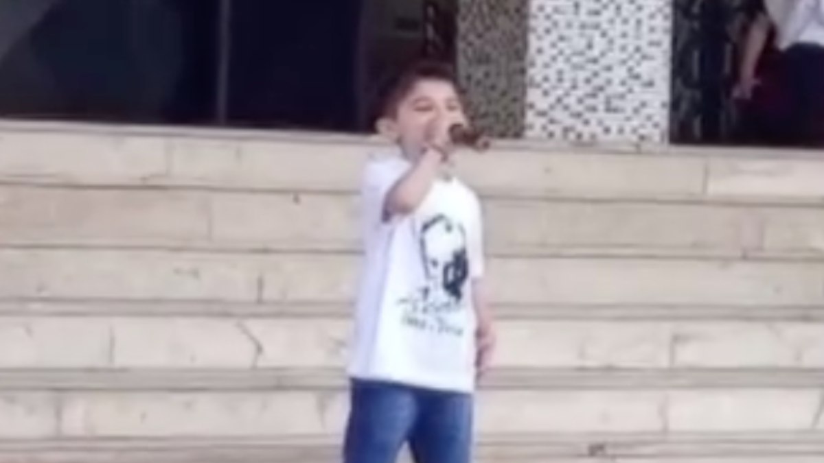 Adana’da 23 Nisan töreninde söylediği şarkıyla viral oldu