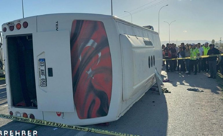 Afyonkarahisar’da işçi servisi ile otomobil çarpıştı: 12 yaralı