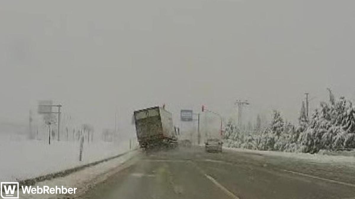 Amasya’da karla kaplı yolda seyreden tır faciadan döndü