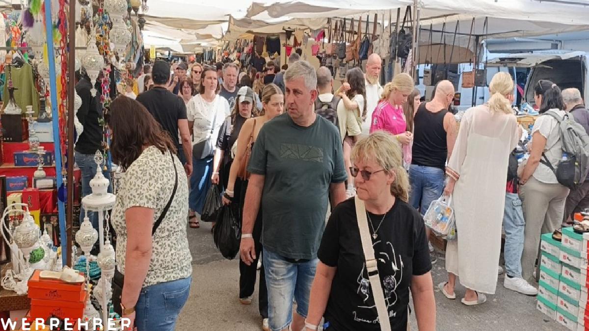 Antalya’da otellerinden çıkan turistler minibüslerle pazara geliyor
