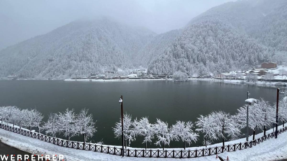 Bahar ayında kış soğuğu! Trabzon’da Uzungöl karla kaplandı