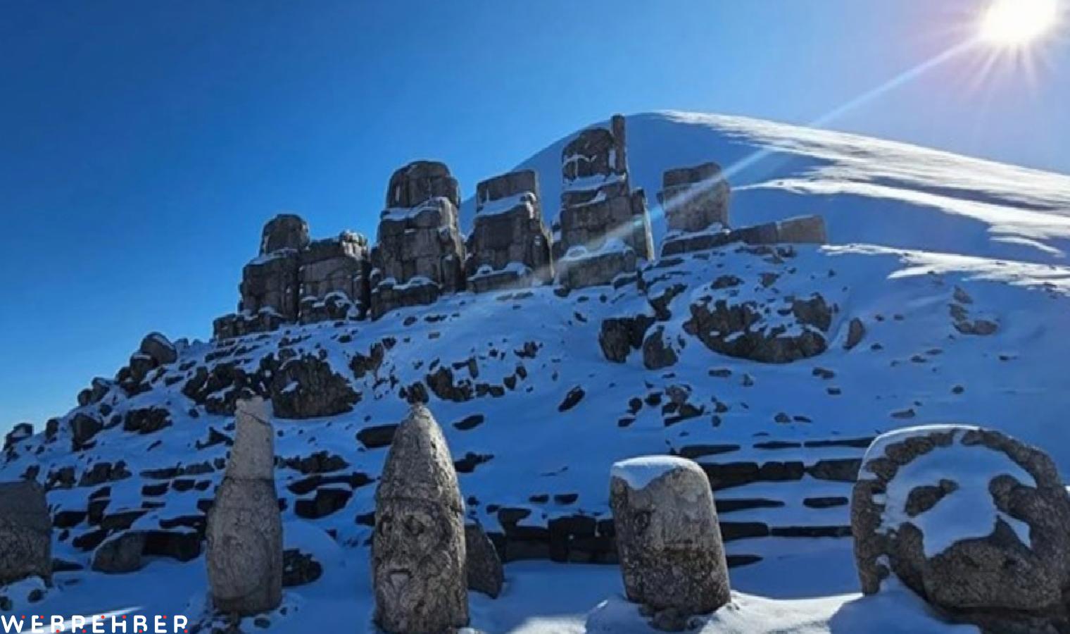 Bahar ortasında kar sürprizi: Nemrut Dağı beyaza büründü