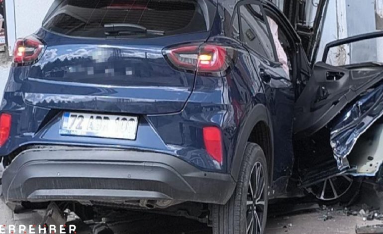 Batman’da kontrolden çıkan otomobil binaya girdi