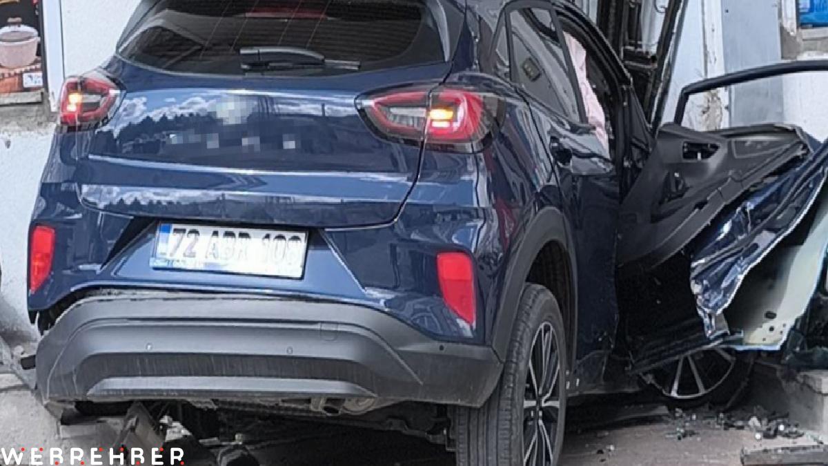 Batman’da kontrolden çıkan otomobil binaya girdi