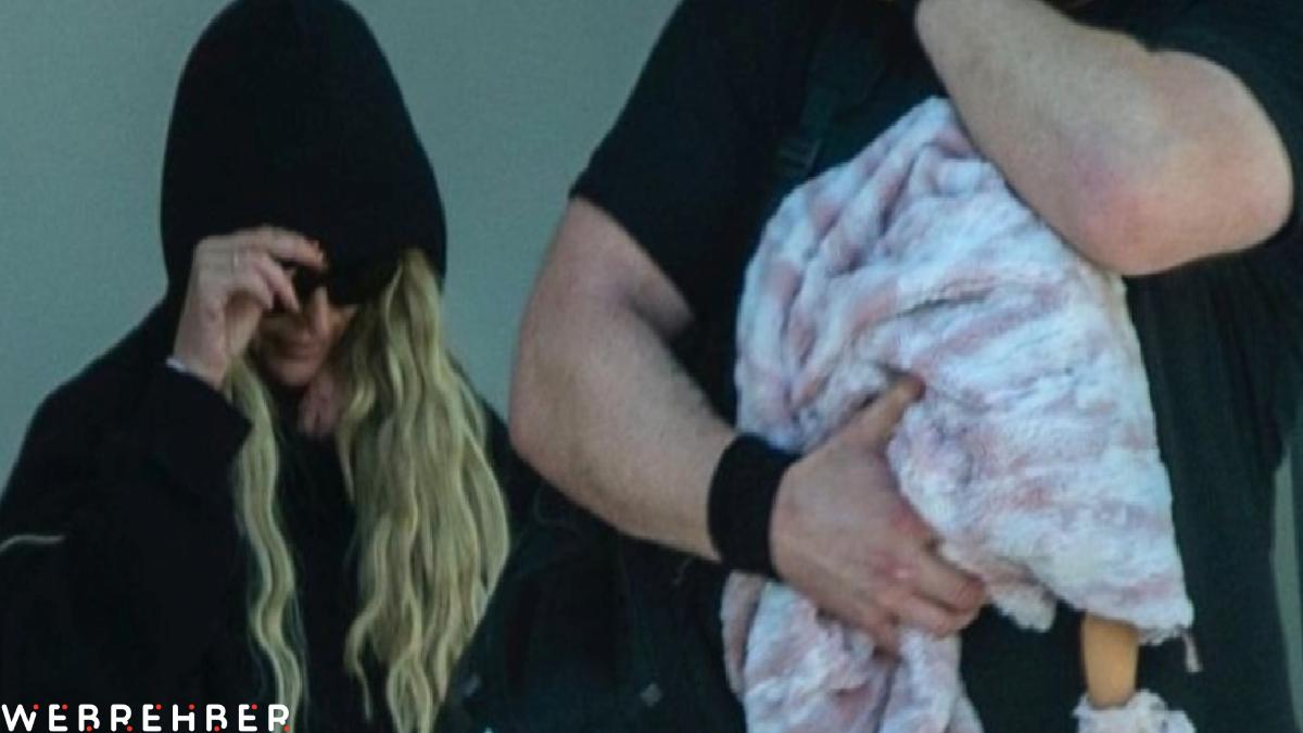 Britney Spears oyuncak bebekle gezerken görüntülendi