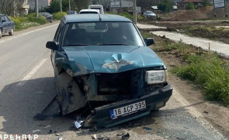 Bursa’da traktör ile otomobil çarpıştı: 1’i çocuk 3 yaralı