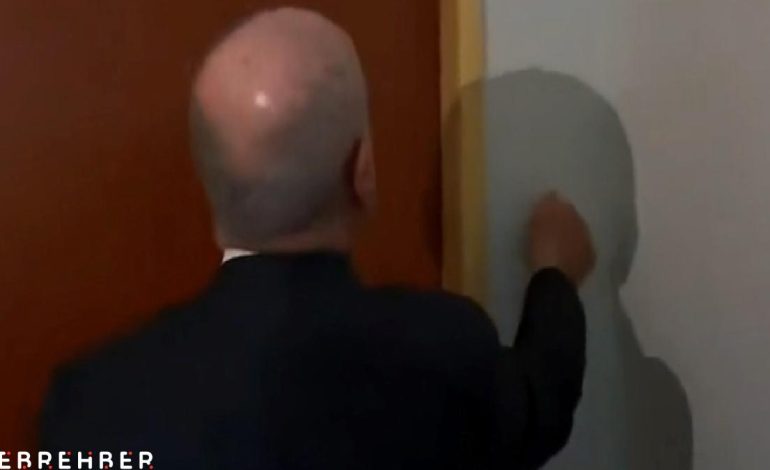 CHP’li Büyükçekmece Belediye Başkanı Hasan Akgün, duvarlara vurarak hasar kontrolü yaptı