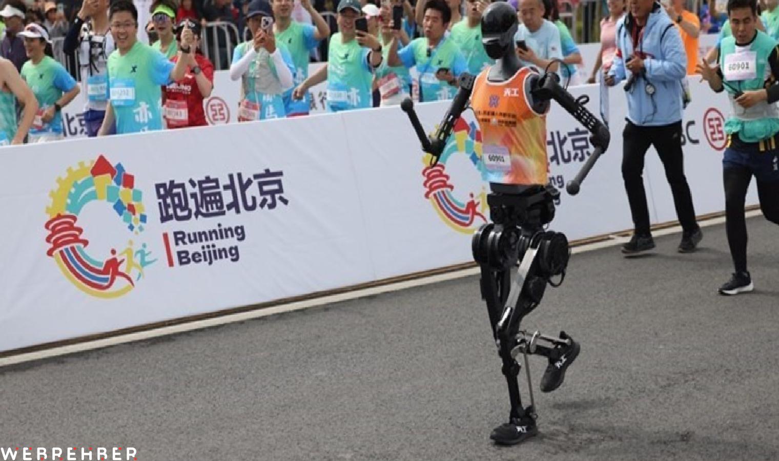 Çin’de insansı robotlar insanlarla birlikte yarıştı