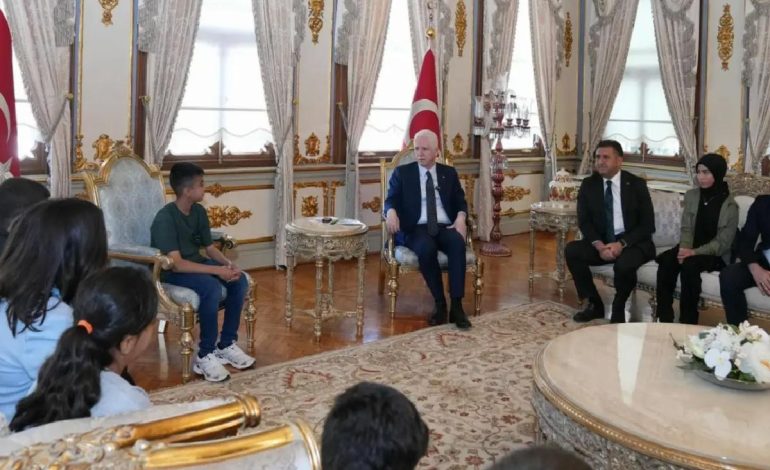 Çocuklar İstanbul’da Beşiktaş Stadı’na Gitmek İstiyor