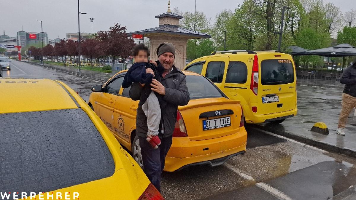 Düzce’de taksiciler buldukları küçük çocuğu ailesine ulaştırdı