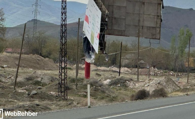 Elazığ’da şiddetli rüzgar reklam panosunu yerle bir etti