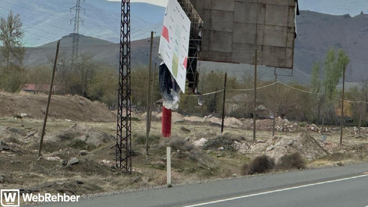 Elazığ’da şiddetli rüzgar reklam panosunu yerle bir etti