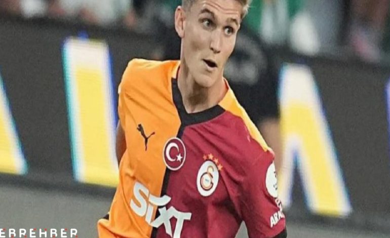 Elias Jelert’ten sevgilisiyle asansör pozu