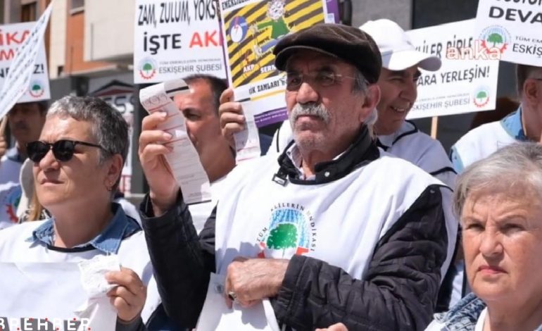 Emekliler, elektrik faturalarını yakarak zamma tepki gösterdi