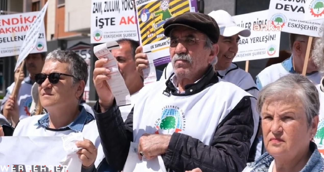 Emekliler, elektrik faturalarını yakarak zamma tepki gösterdi