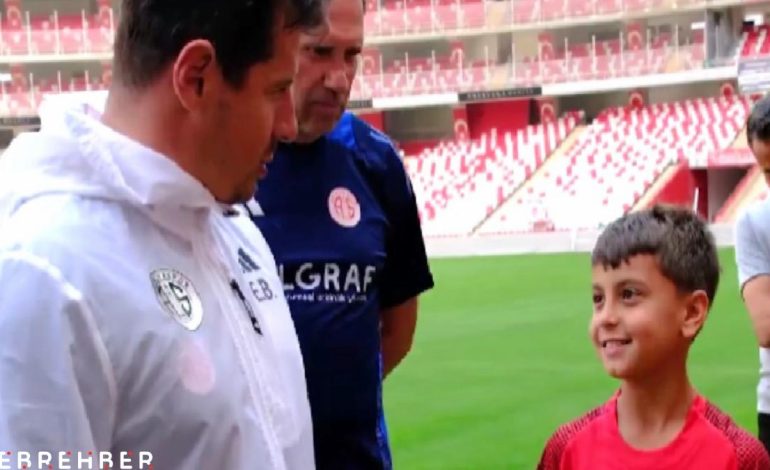 Emre Belözoğlu, görevini minik Atahan’a devretti