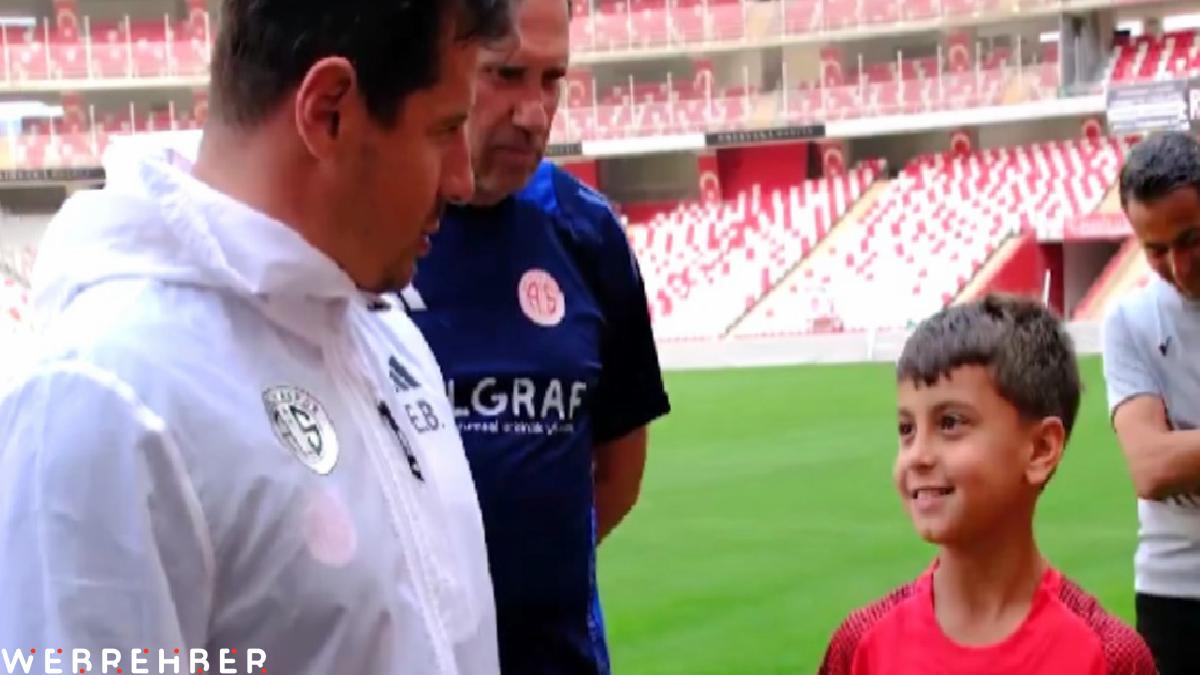 Emre Belözoğlu, görevini minik Atahan’a devretti