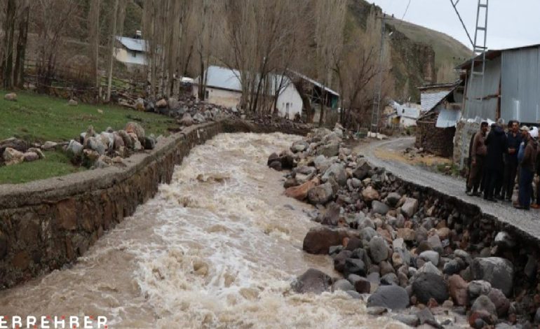 Erzurum’da dere taştı, yollar zarar gördü