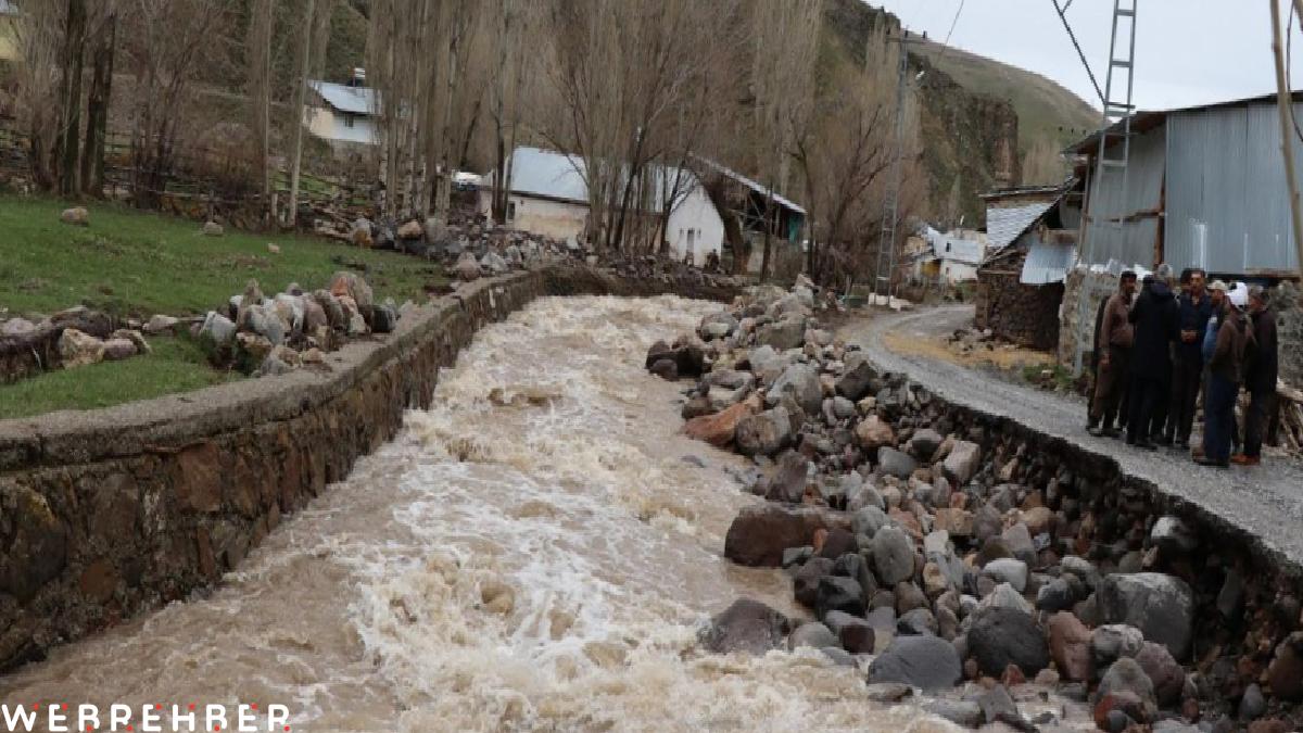 Erzurum’da dere taştı, yollar zarar gördü