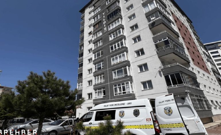 Felaket anları: Cam silen kadın 4. kattan düştü