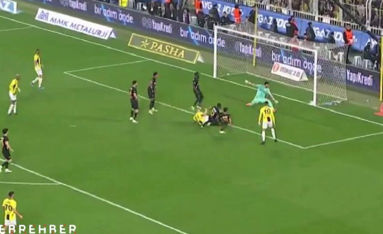 Fenerbahçe taraftarını üzen an! Milan Skriniar’ın topu direkten döndü