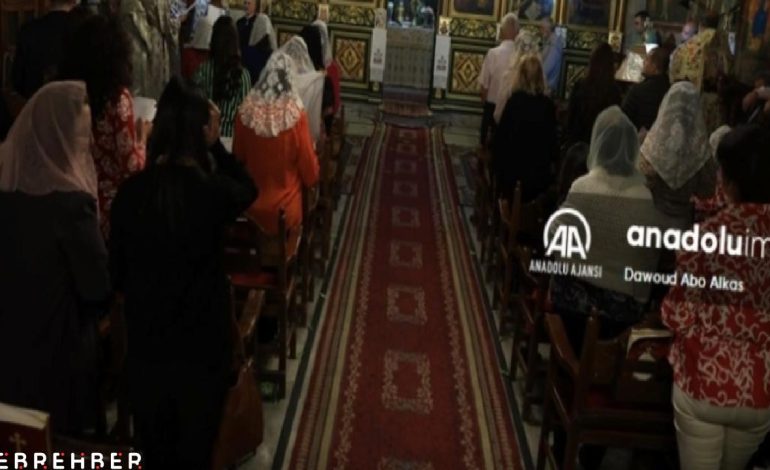 Gazze’de bombaların altında Paskalya ayini yapıldı