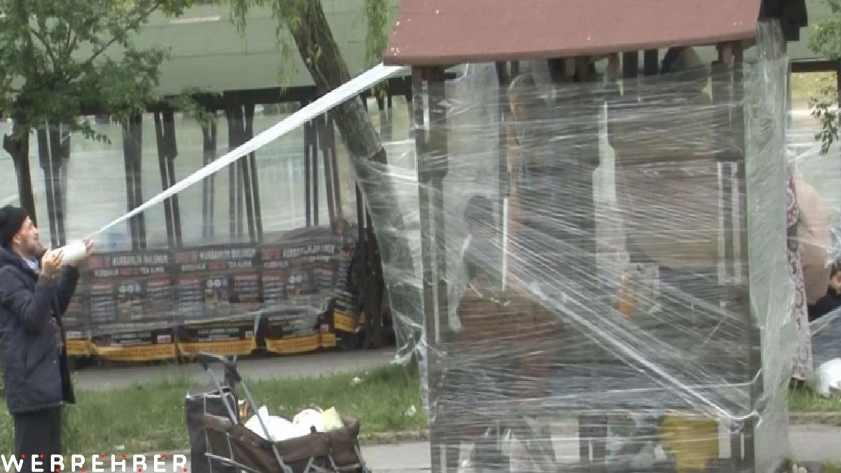 Geceyi sokakta geçiren İstanbullular soğuktan korunmak için parkları streçle kapladı