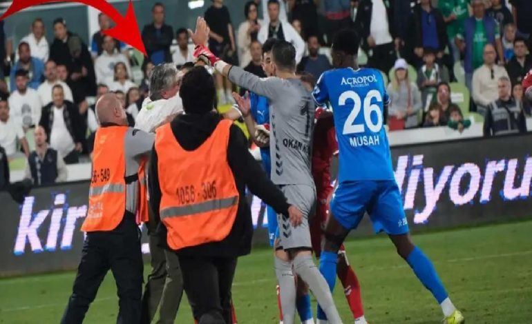 Hakem kararlarına isyan eden Bodrum FK yöneticisi Caner Tuna, bir anda sahaya daldı