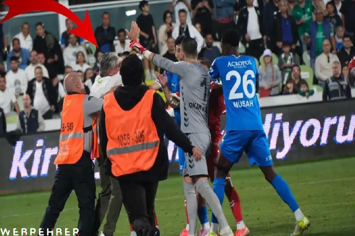 Hakem kararlarına isyan eden Bodrum FK yöneticisi Caner Tuna, bir anda sahaya daldı