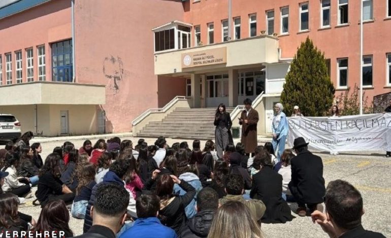 Hasan Âli Yücel Sosyal Bilimler Lisesi öğrencileri ve mezunları öğretmenlerine destek için toplandı: ‘Bu dersten kaçılmaz’