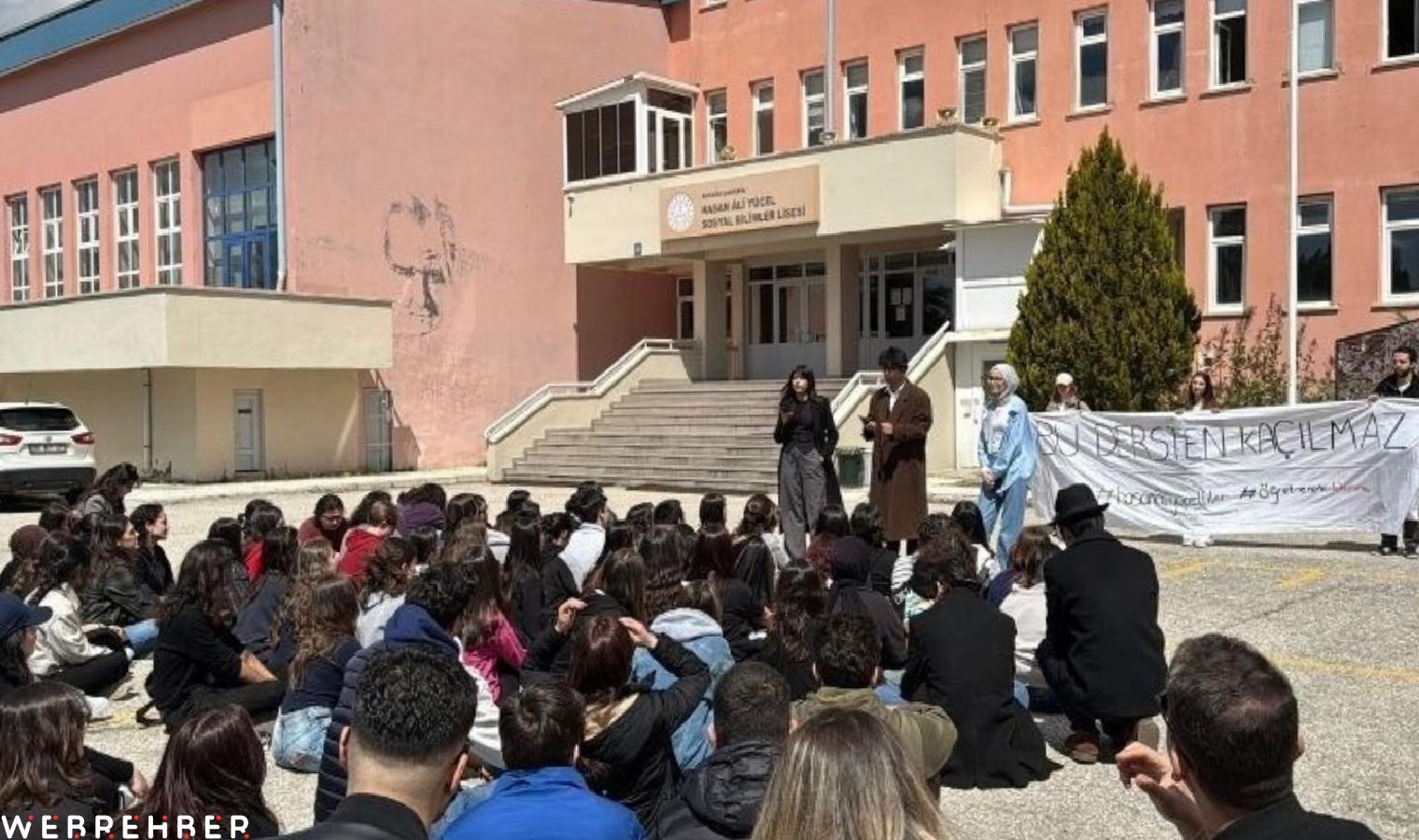Hasan Âli Yücel Sosyal Bilimler Lisesi öğrencileri ve mezunları öğretmenlerine destek için toplandı: ‘Bu dersten kaçılmaz’