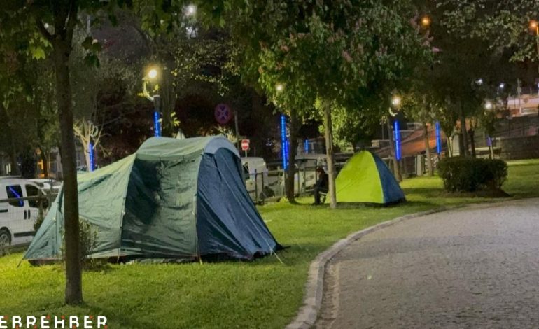 İstanbul’da bazı vatandaşlar deprem korkusuyla bu geceyi de dışarıda geçirdi