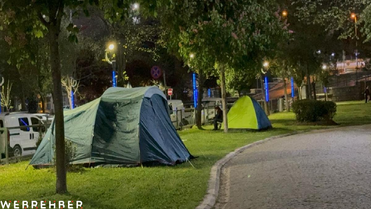 İstanbul’da bazı vatandaşlar deprem korkusuyla bu geceyi de dışarıda geçirdi