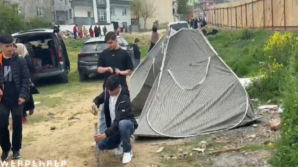İstanbul’da deprem sonrası vatandaşlar parkta çadır kurdu
