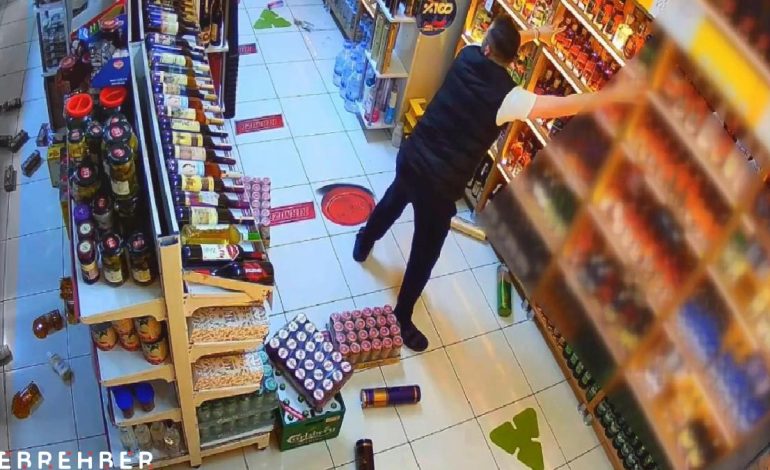 İstanbul’da depremden kaçmak yerine raflardaki ürünleri tuttu