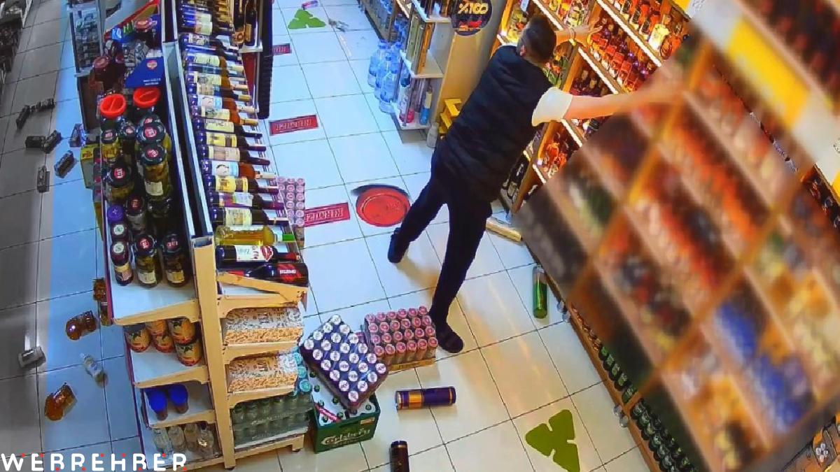 İstanbul’da depremden kaçmak yerine raflardaki ürünleri tuttu