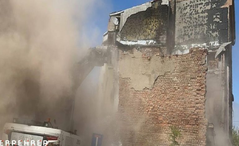 İstanbul’da metruk bina depremde kısmen çöktü