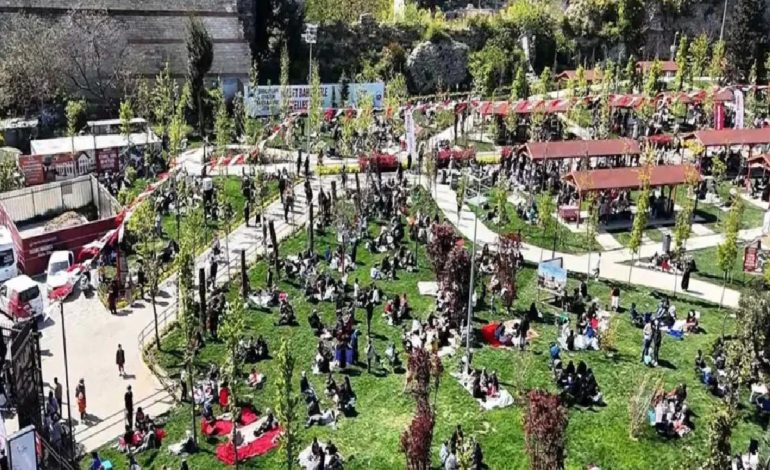 İstanbul’daki depremin ardından yurttaşlar parklara akın etti