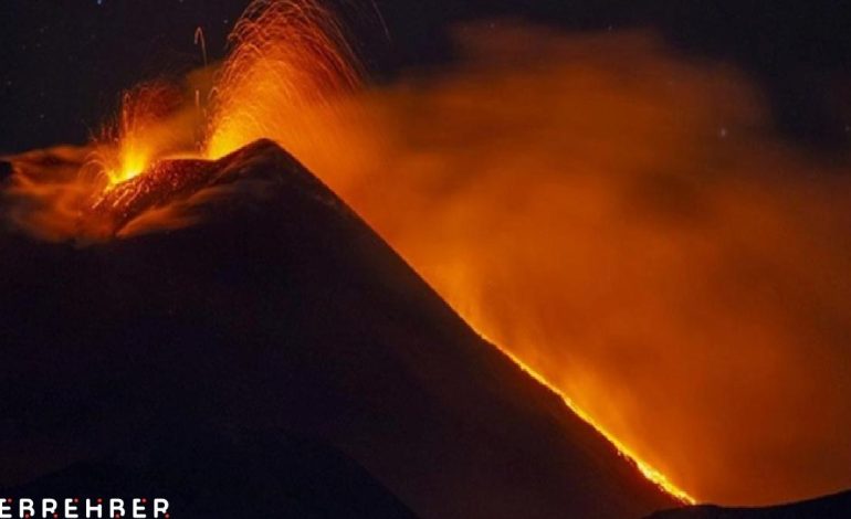 İtalya’da Etna Yanardağı güçlü şekilde kül ve lav püskürttü