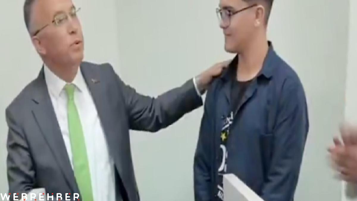 Kemal Çeber paylaştı: Gaziantep’te protokolün kürsü sorunu çözüldü