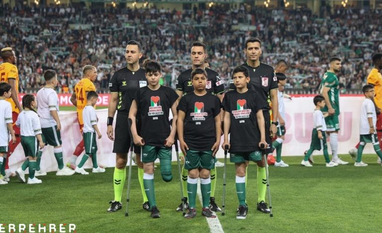 Konyaspor – Galatasaray maçında Gazzeli çocuklarla seremoniye çıkıldı