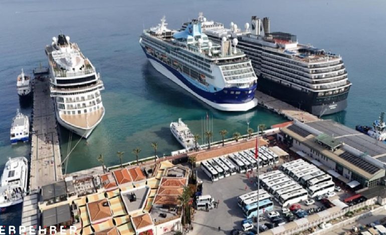 Kuşadası’na aynı anda üç kruvaziyer demirledi