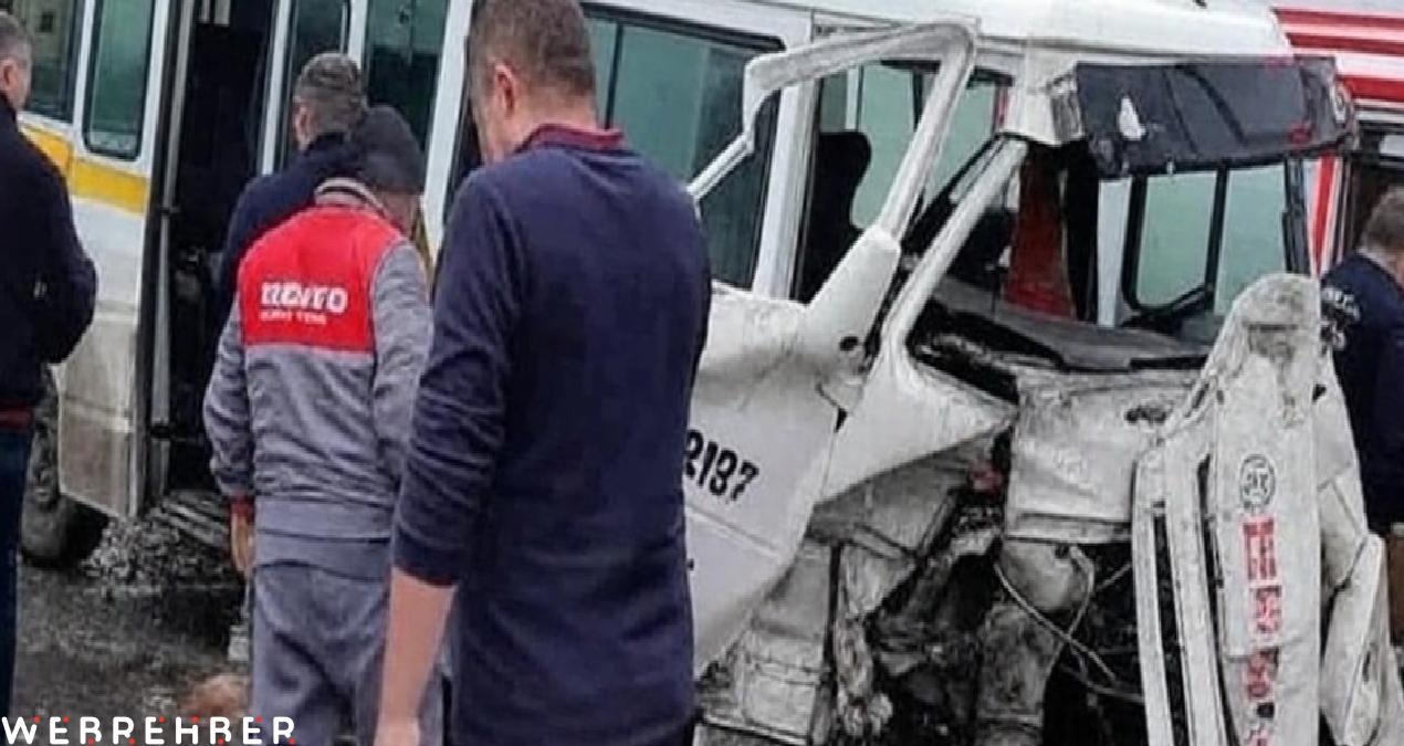 Kütahya’da servis aracı ile beton mikseri çarpıştı: 9 yaralı