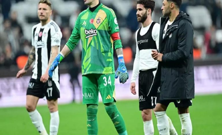 Maçtan sonra da devam etti! Beşiktaş tribünlerinden takıma olay tepki