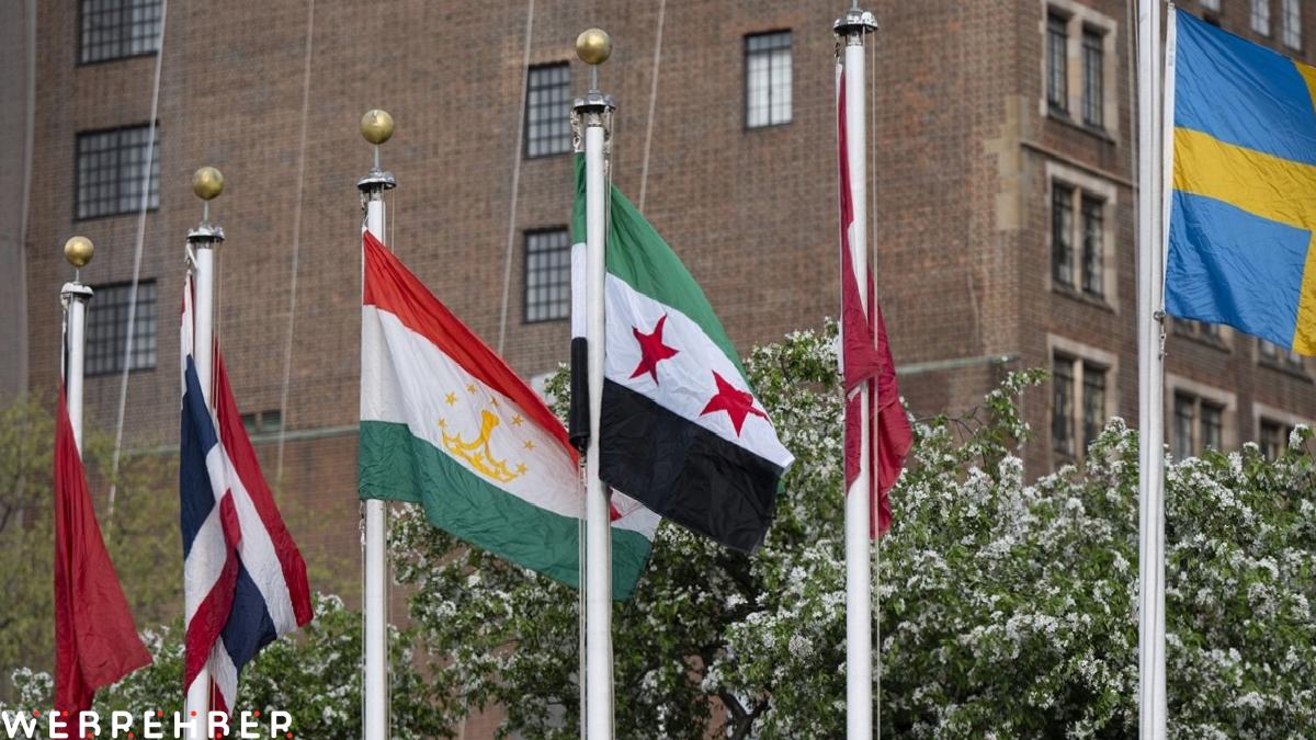 New York’taki BM merkezinde yeni Suriye bayrağı göndere çekildi
