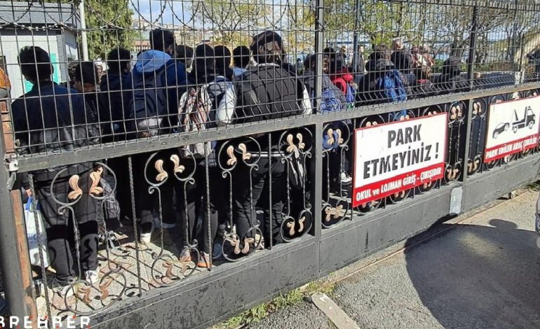 Öğrencilerin eylemine destek veren öğretmen  görevden uzaklaştırıldı