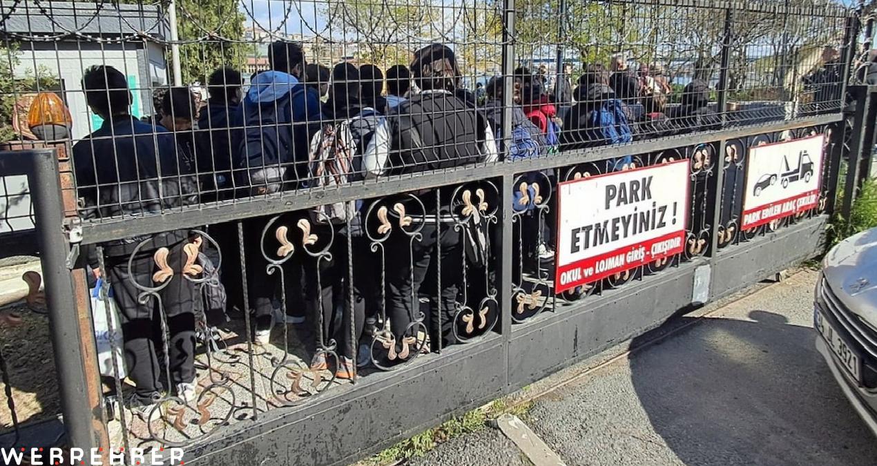Öğrencilerin eylemine destek veren öğretmen  görevden uzaklaştırıldı